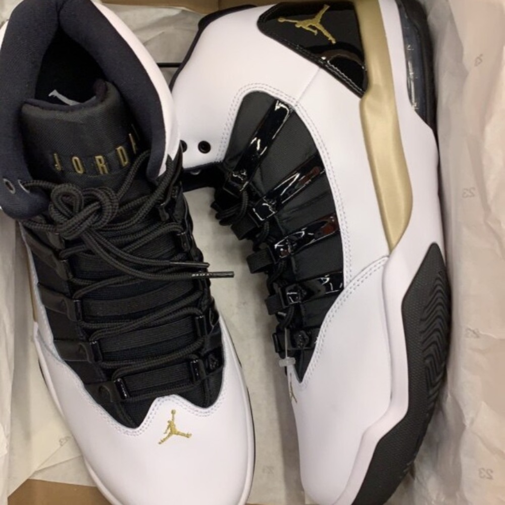 Jordan aura shoes never worn only tried on SIZE 11